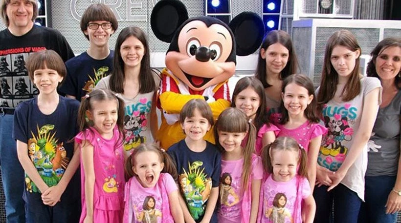 Ένα από τα 13 φυλακισμένα αδέρφια πήγε σχολείο: Βρωμούσε και την έλεγαν «κορίτσι – ψείρα» (βίντεο)